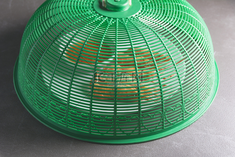 绿色泰式塑料食品罩，用于保护昆