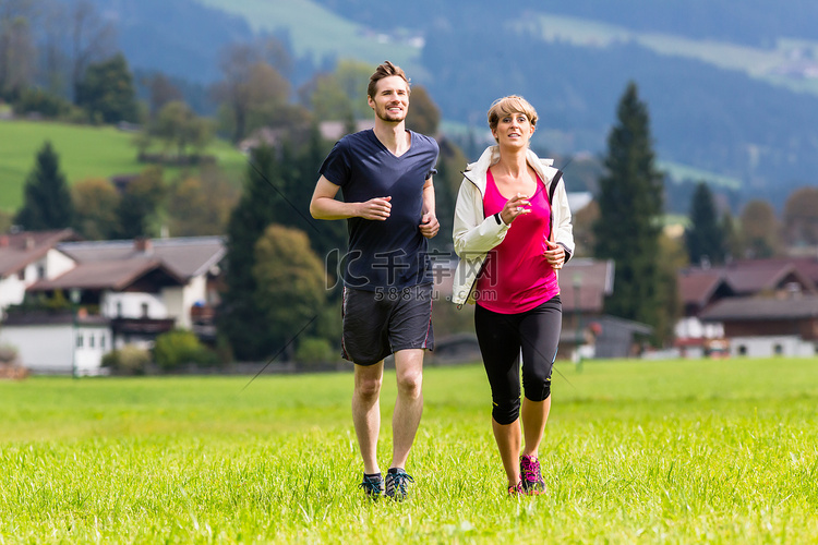 夫妇在山上做运动跑步