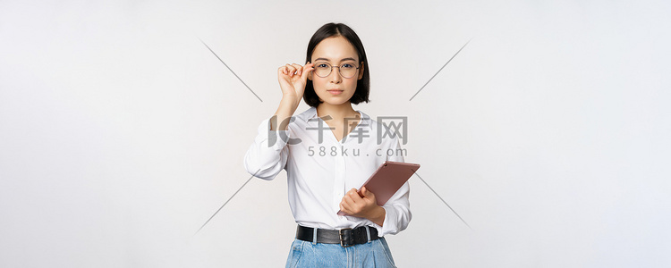 年轻亚洲女商人的形象，戴眼镜的