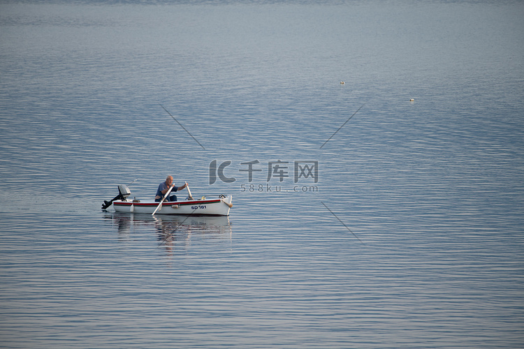 克罗地亚的老传统渔夫清晨乘坐小