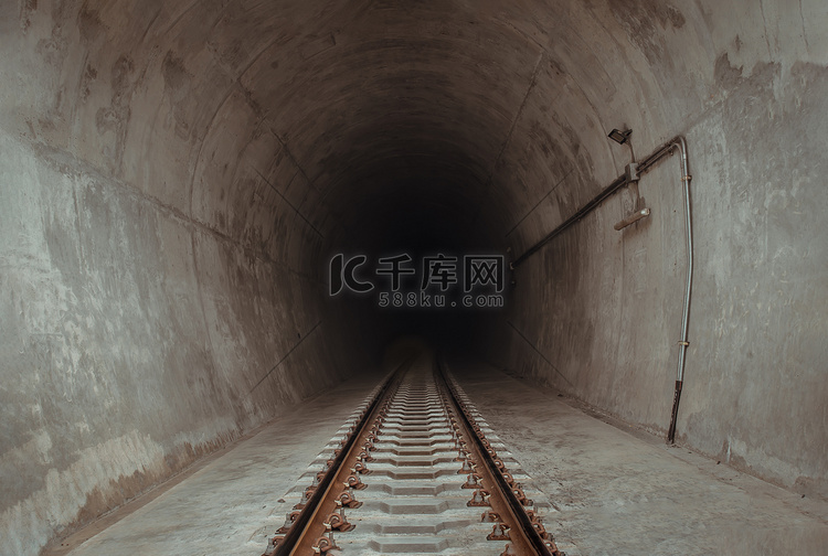 铁路轨道引导线进入黑暗的火车隧