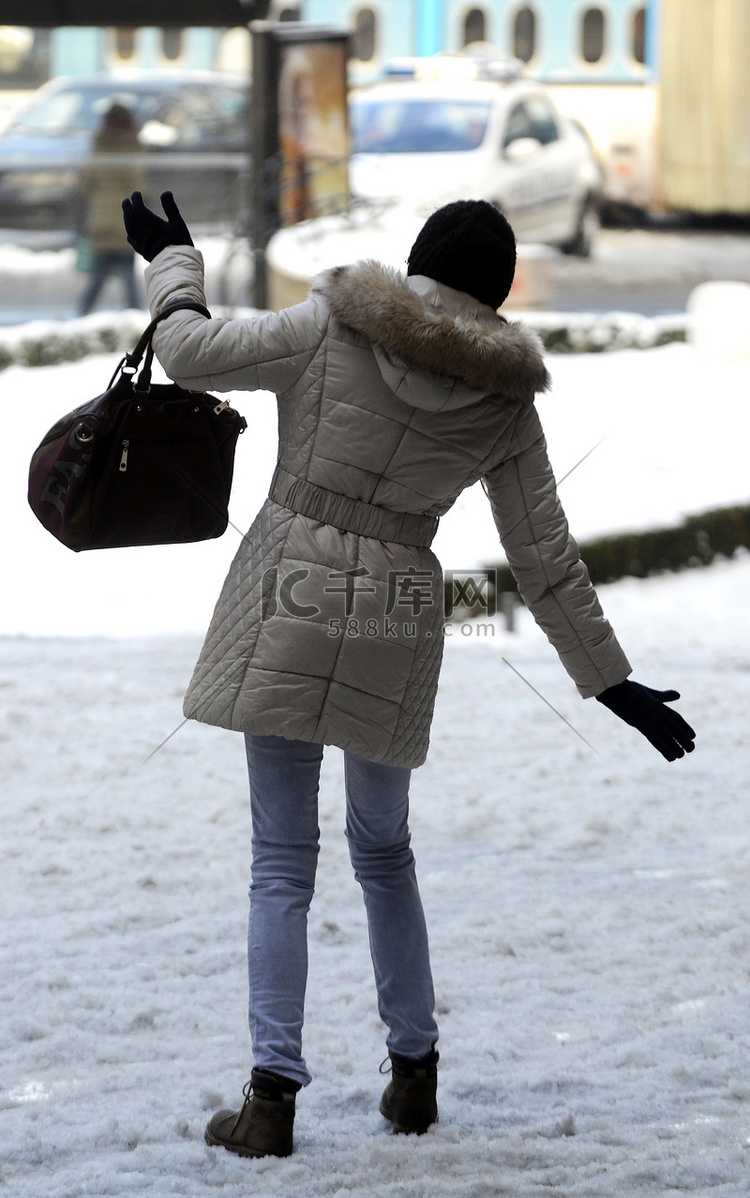 雪地上的地板很滑