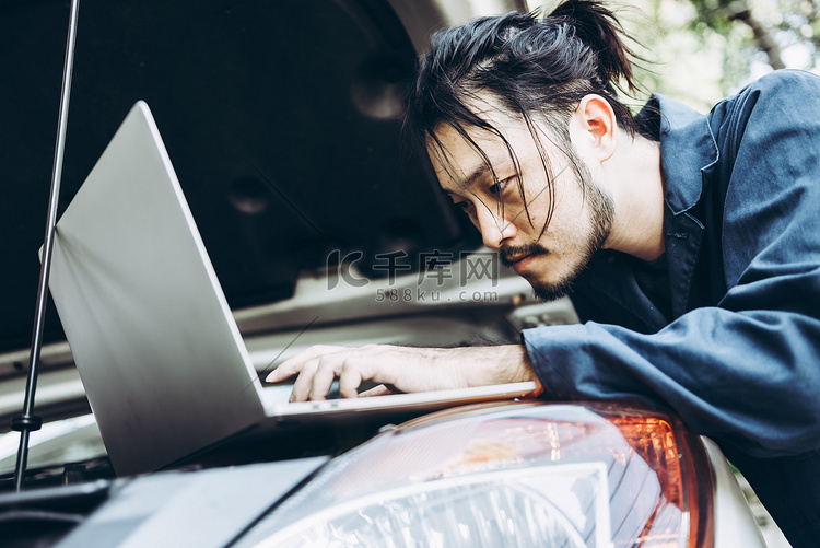 机械汽车维修人员正在车库车间工