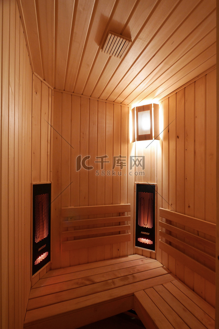 桑拿浴室内的房间内衬有木头，壁