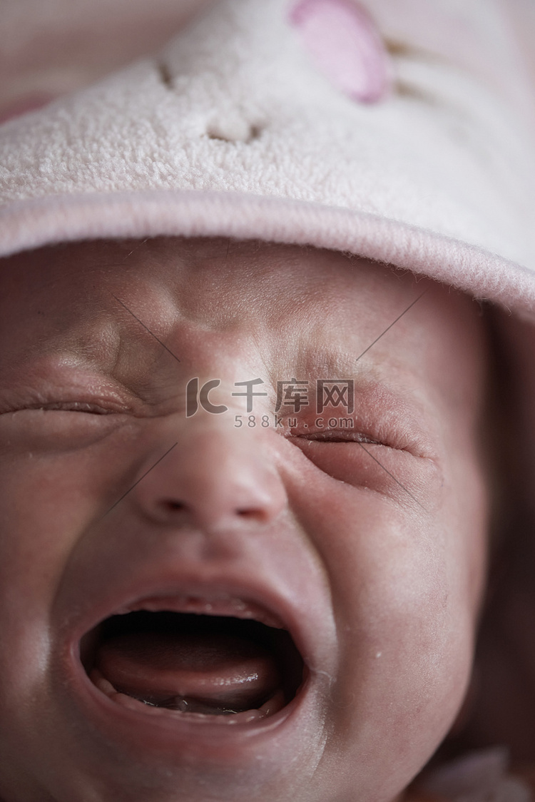 刚出生的婴儿哭泣和尖叫