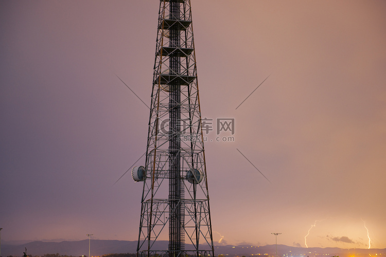 雷雨期间昆士兰州的无线电塔。