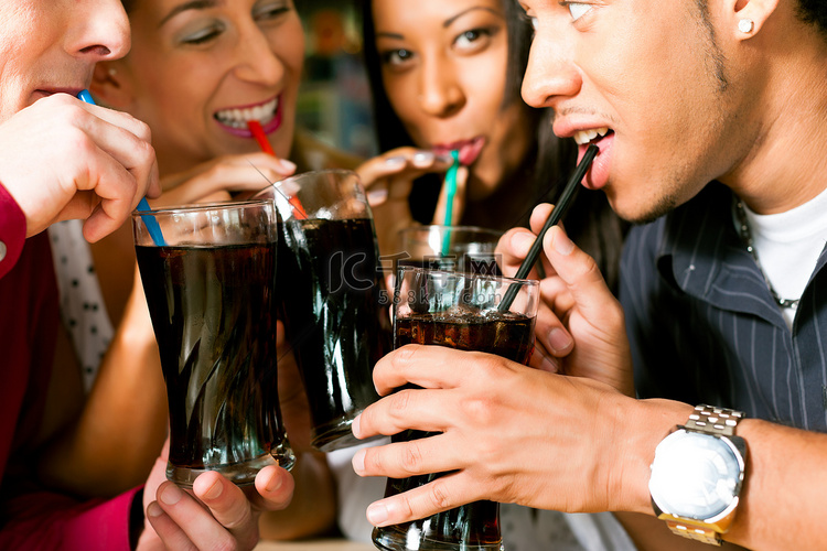 朋友在酒吧喝苏打水