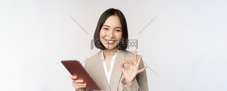 成功的亚洲女商人手持数字平板电