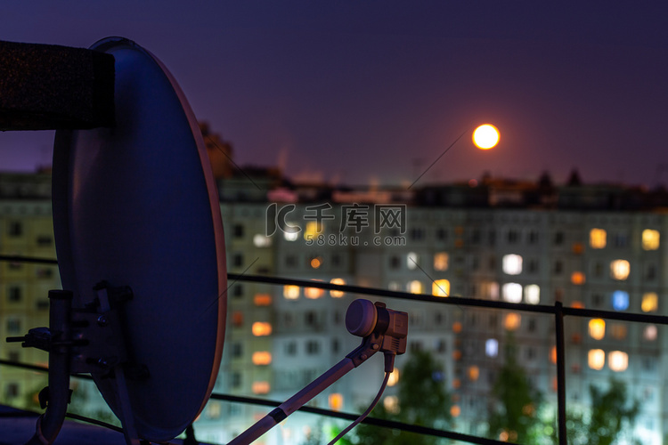 满月之夜俄罗斯公寓屋顶上的卫星