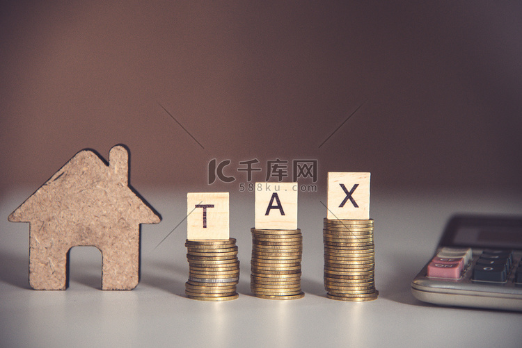 税收概念阻止硬币堆上的“税”字