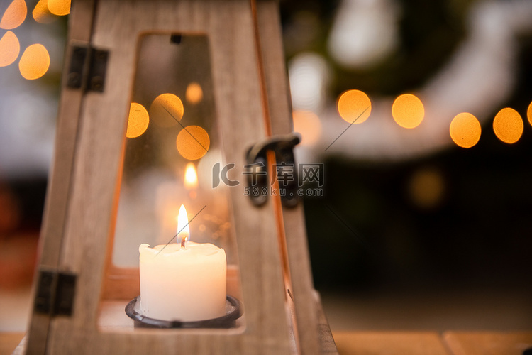 圣诞节那天，蜡烛在装饰灯笼内燃