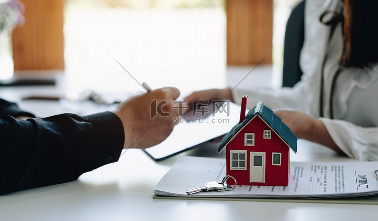 房地产经纪人与房屋模型手签合同