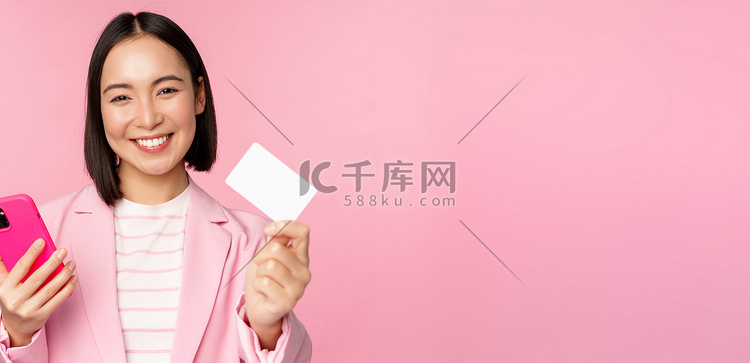 微笑快乐的亚洲女商人展示信用卡