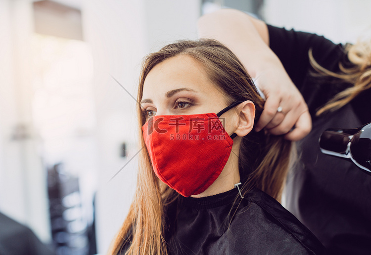 戴红面罩的女人在理发店做新造型