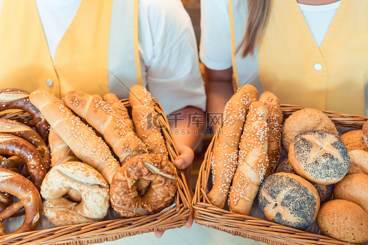 面包店的女销售员展示新鲜面包