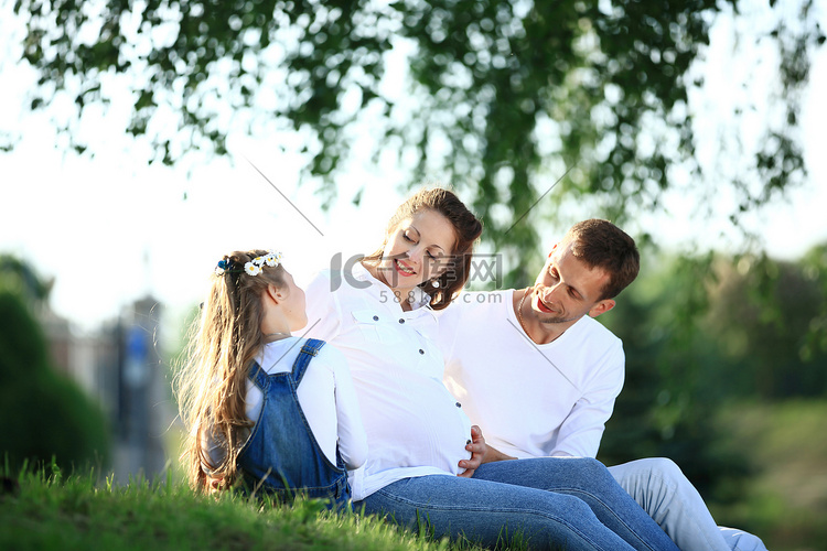 准父母和他们的小女儿坐草