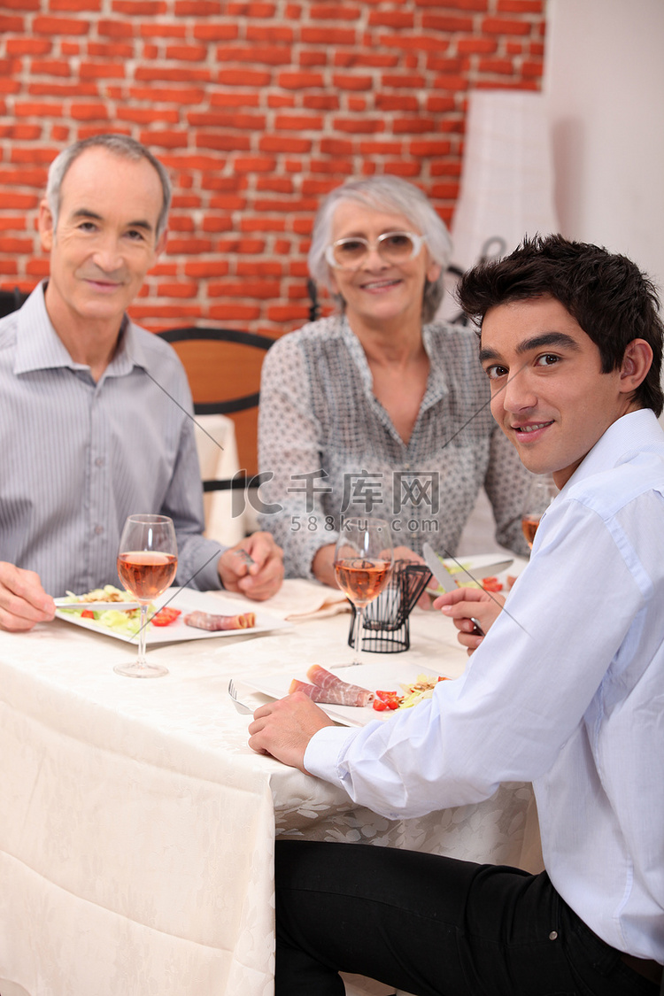 祖父母和孙子在餐厅吃饭