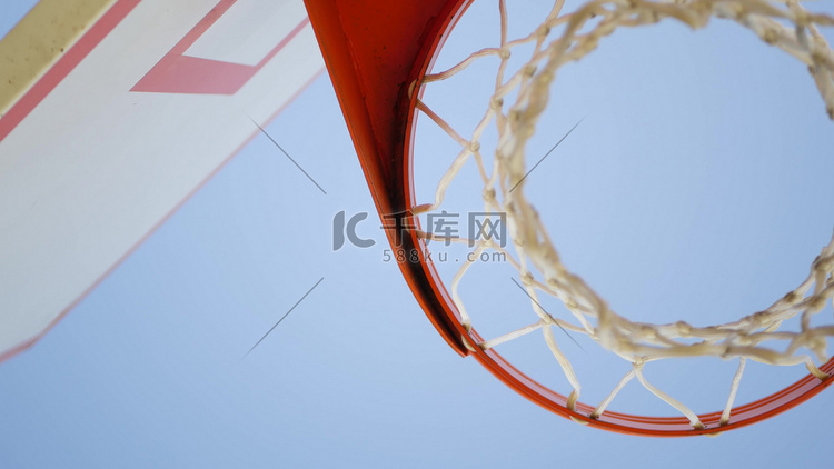户外篮球场、橙色篮筐、网和篮球