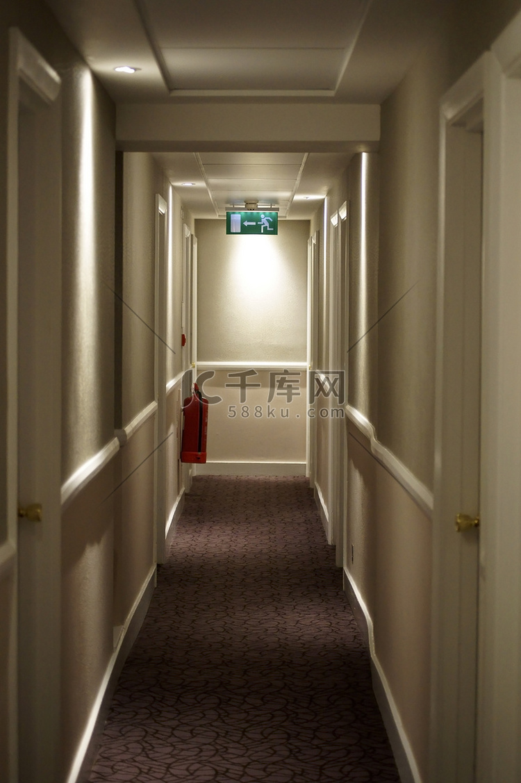 狭窄的走廊设有逃生路线