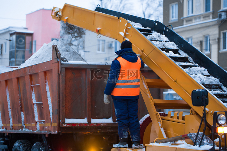 清雪拖拉机除雪机在自卸车上装载