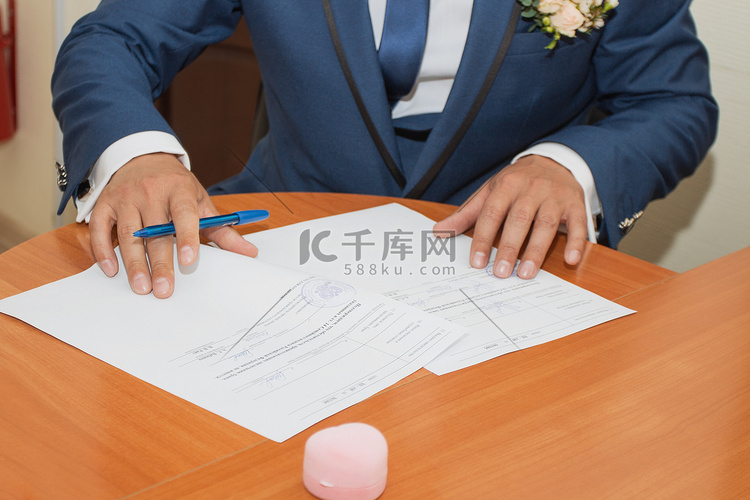 年轻夫妇签署婚礼文件。