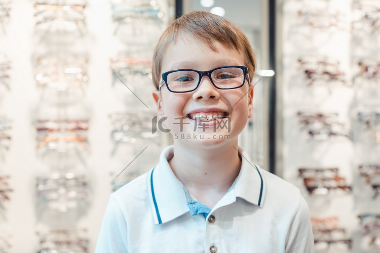 小男孩喜欢他从眼镜商那里得到的