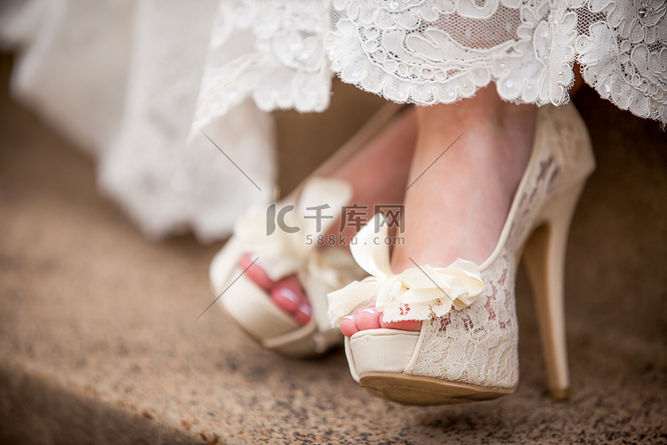 美丽的白色奶油花边婚鞋