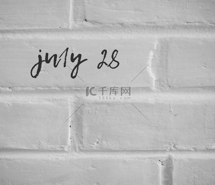 7 月 28 日写在白色素砖墙上