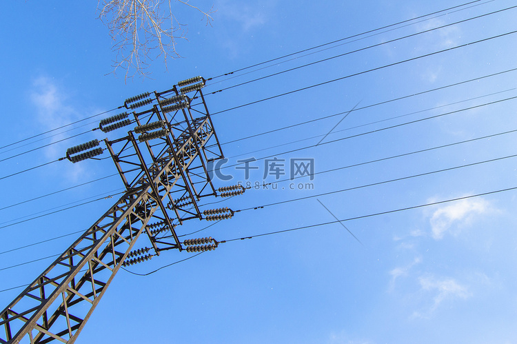 高压电力线110 kV，金属支