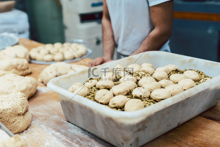 面包师用葵花籽擀面包