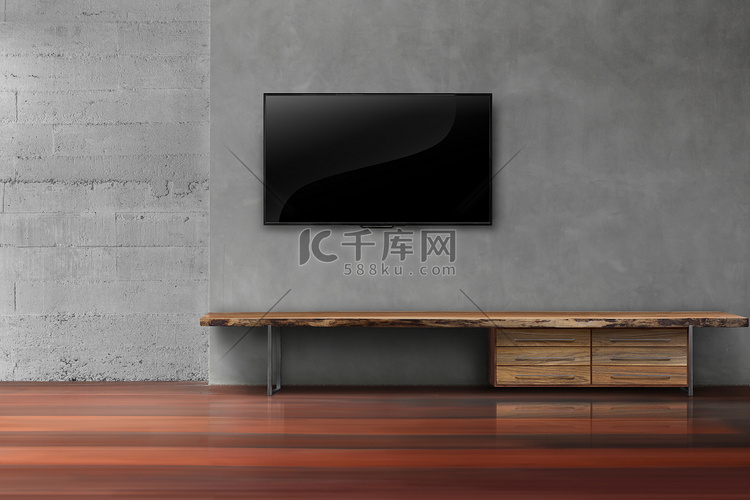 客厅墙上挂着电视，配有木桌媒体