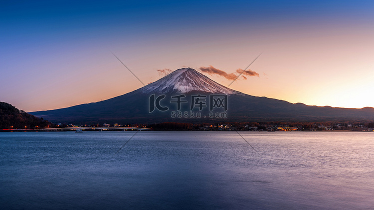 富士山和河口湖在日落，秋季富士
