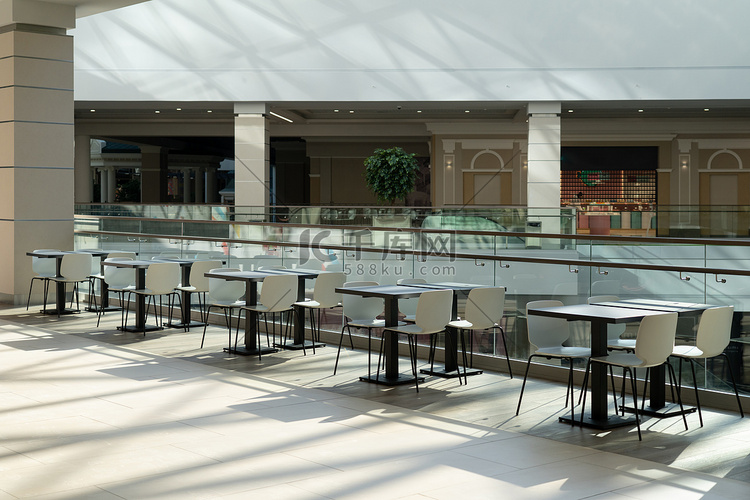 现代购物中心美食广场的一排桌子