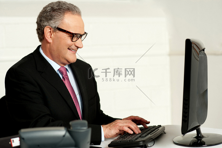 研究计算机的快乐的老人
