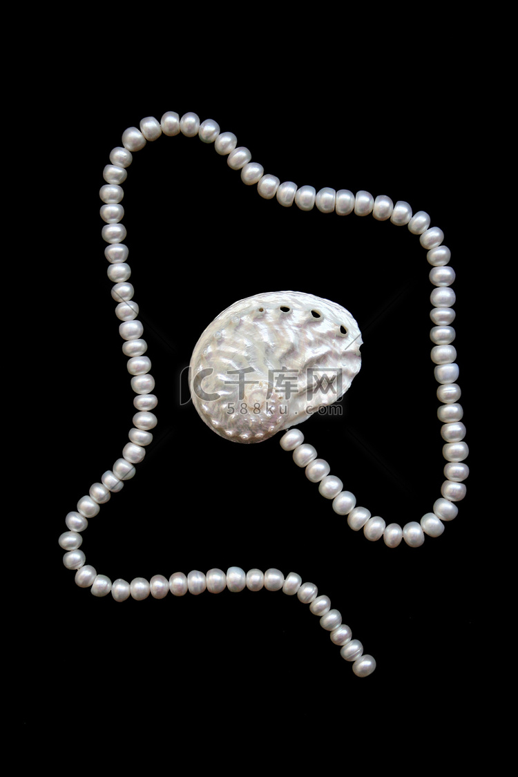白色珍珠和珍珠贝壳