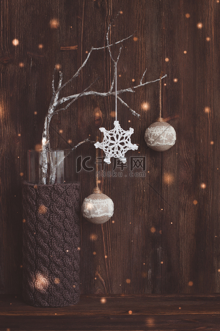 针织花瓶里装着老式圣诞玩具的树