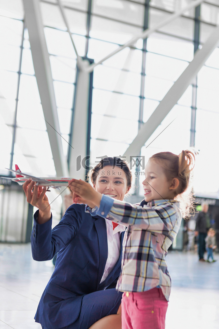 机场工作人员在机场与可爱小女孩