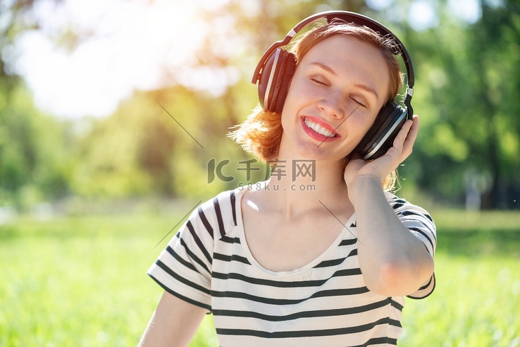 年轻女子恰好在夏季公园里有音乐