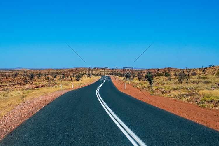 穿过红沙澳大利亚景观通往卡里吉