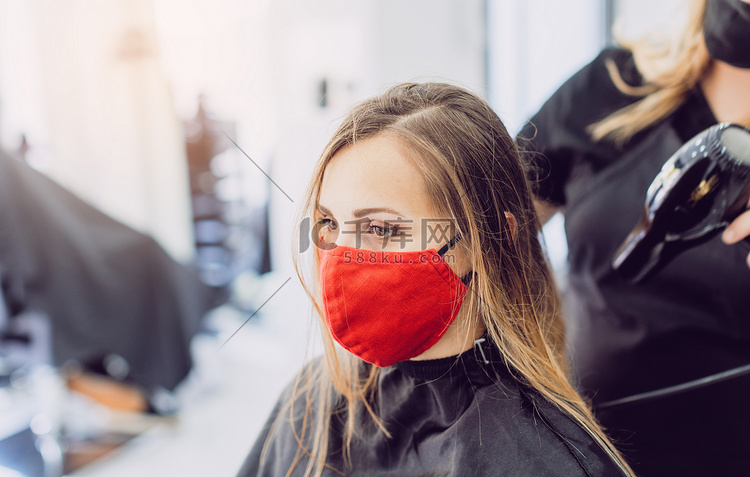 戴着红面罩的女人在理发店做新造