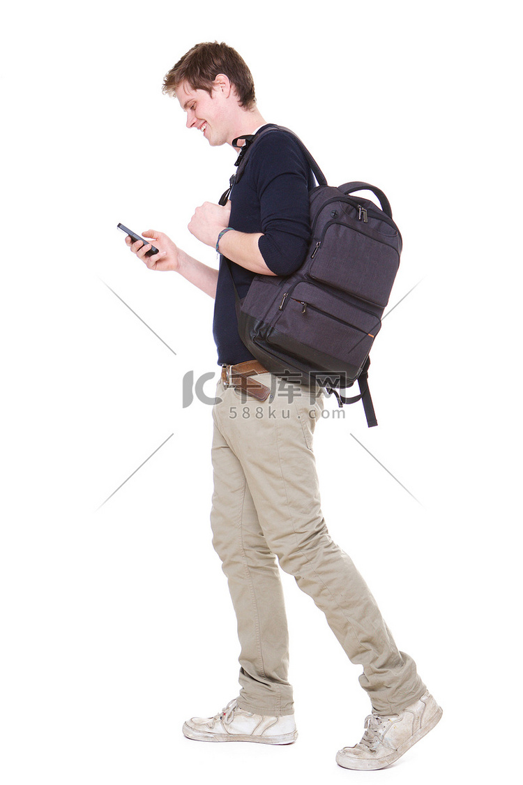 年轻男学生带着包和手机在孤立的