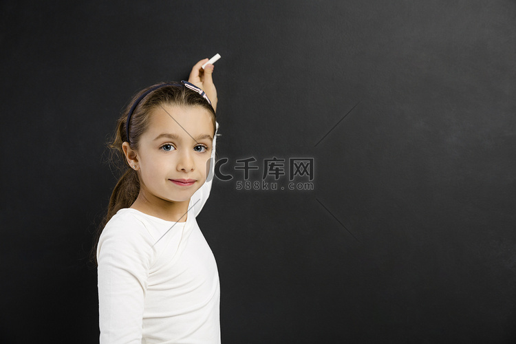 女孩在黑板上写字