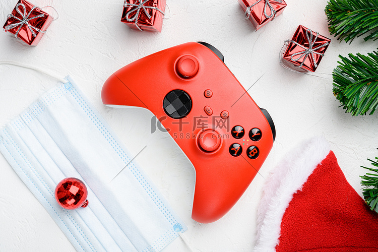 圣诞树玩具中的红色游戏手柄，带