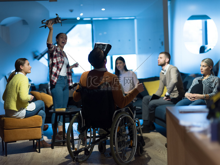 坐在轮椅上的残疾商人在现代开放