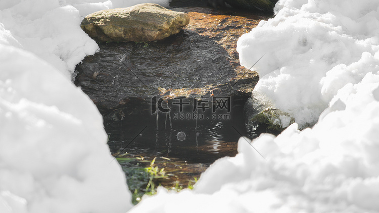 雪中​​的小水道