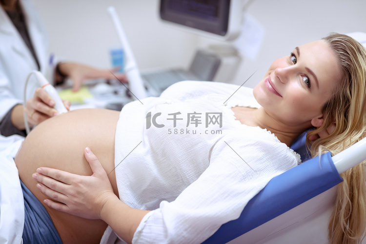 超声波扫描中的怀孕女性