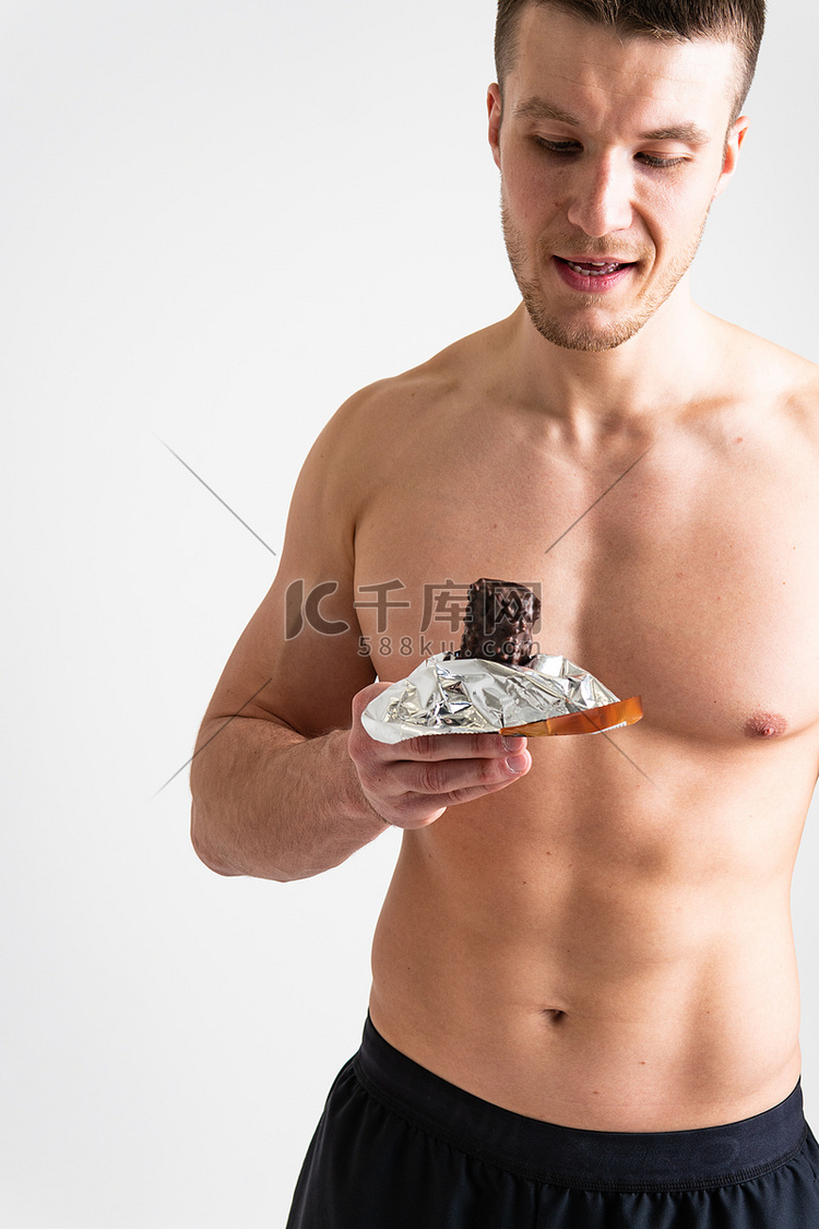 男人在白色背景孤立的减肥食品中