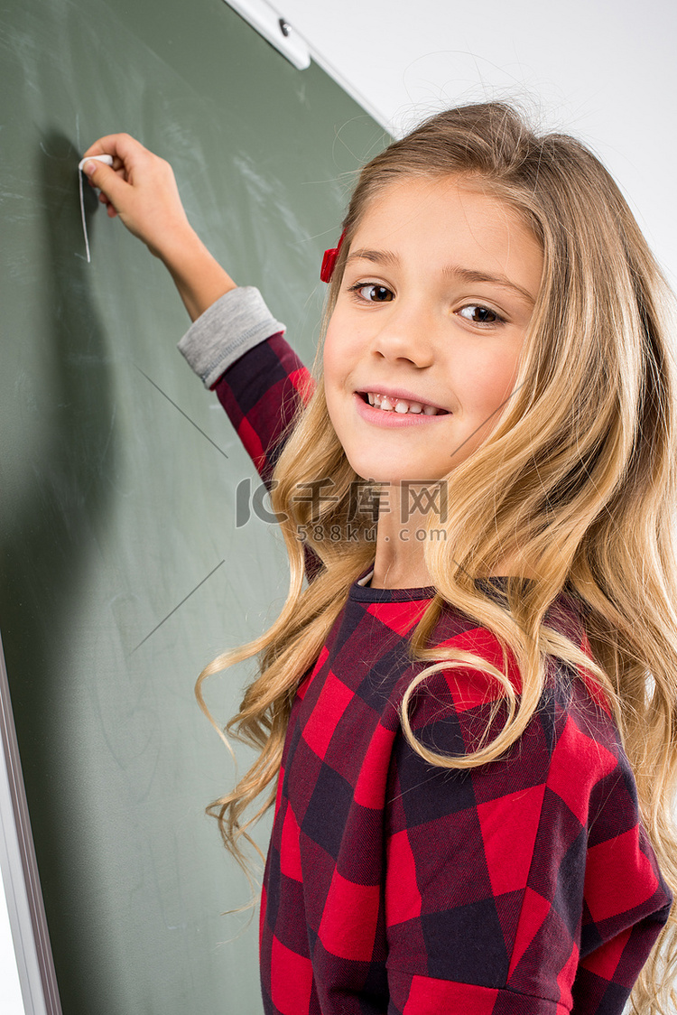 女学生在黑板上写字