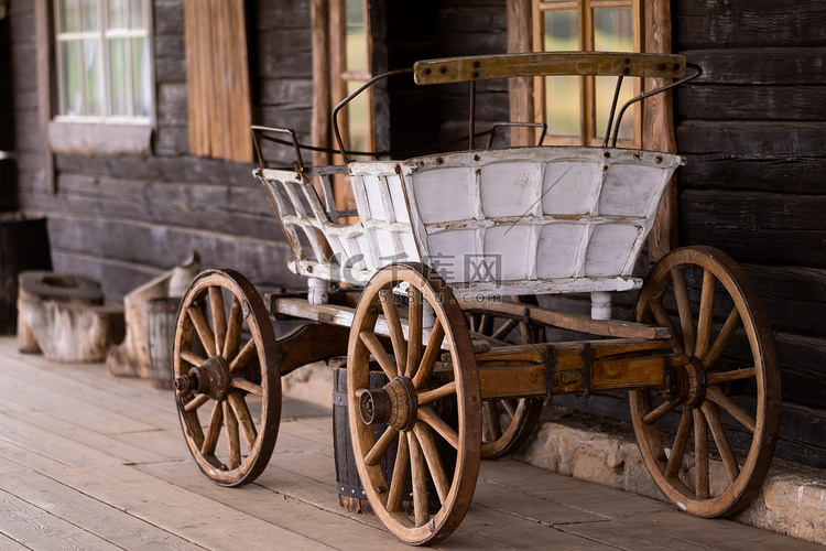 一辆空荡荡的古董马车矗立在西部
