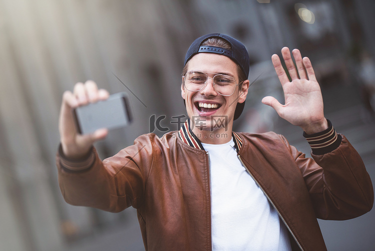 英俊快乐的年轻白人男子在街上用